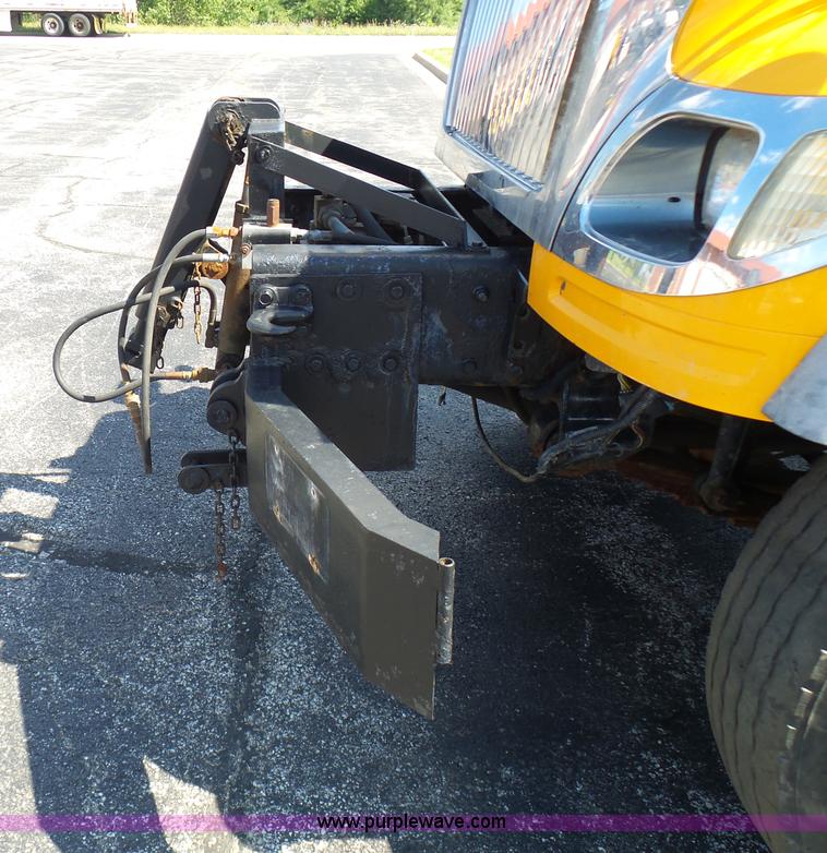 image for item L7098 2006 International 7400 truck cab and chassis