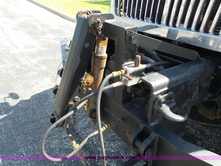 image for item L7098 2006 International 7400 truck cab and chassis