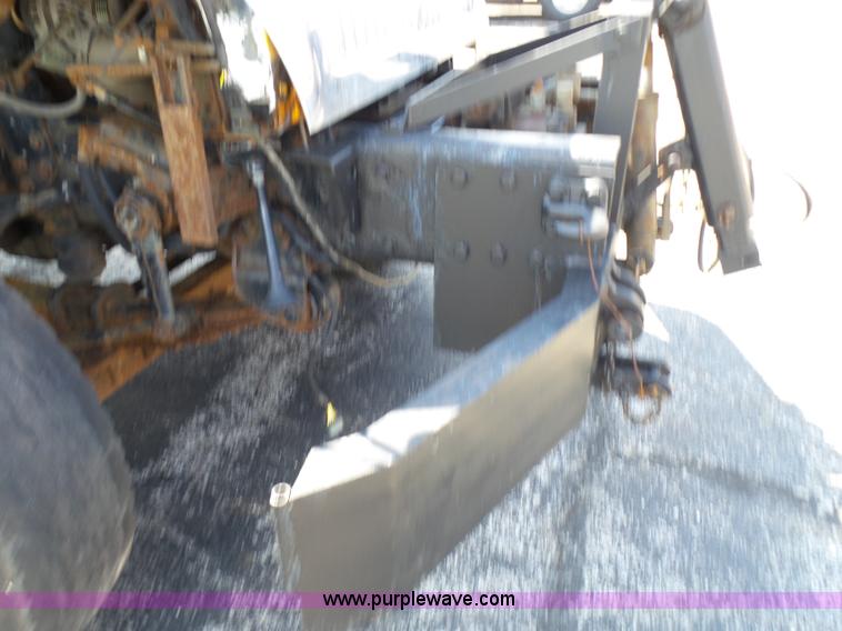 image for item L7098 2006 International 7400 truck cab and chassis