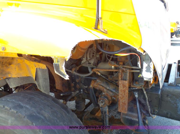 image for item L7098 2006 International 7400 truck cab and chassis