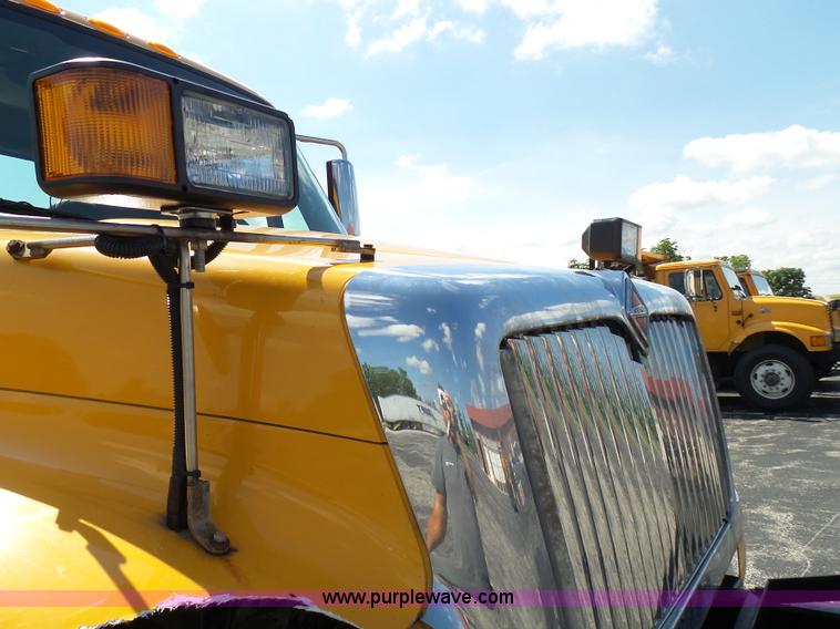 image for item L7098 2006 International 7400 truck cab and chassis