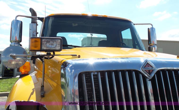 image for item L7098 2006 International 7400 truck cab and chassis