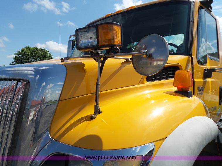 image for item L7098 2006 International 7400 truck cab and chassis