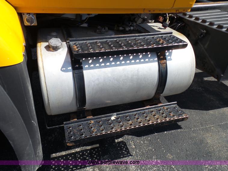 image for item L7098 2006 International 7400 truck cab and chassis