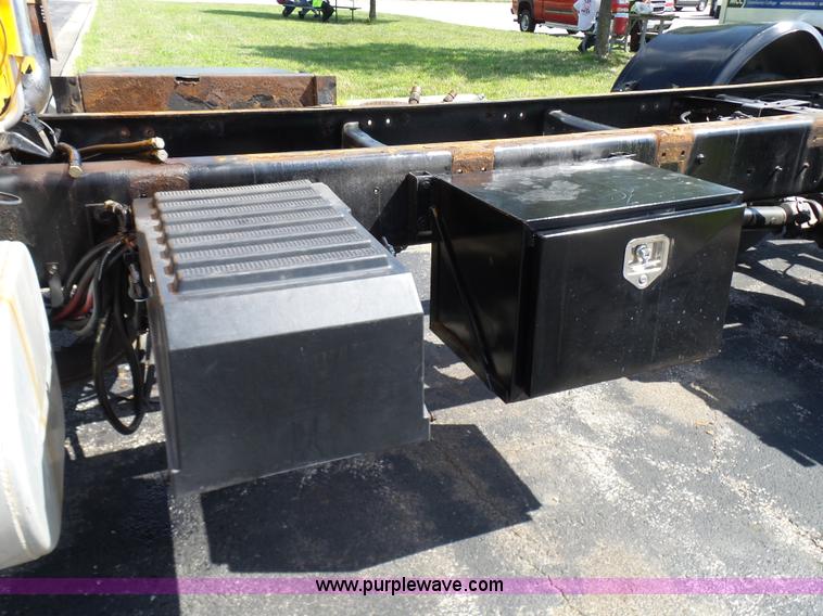 image for item L7098 2006 International 7400 truck cab and chassis