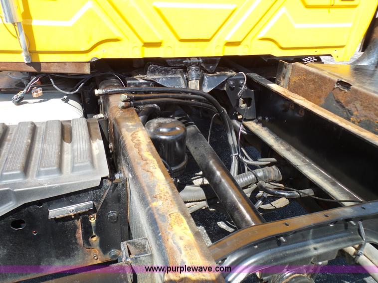 image for item L7098 2006 International 7400 truck cab and chassis