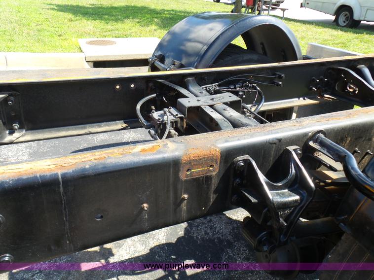 image for item L7098 2006 International 7400 truck cab and chassis