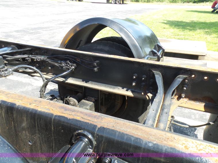 image for item L7098 2006 International 7400 truck cab and chassis