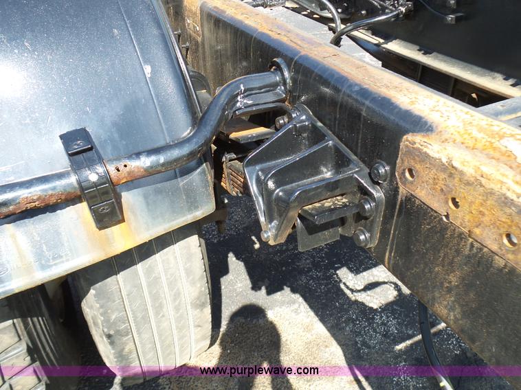 image for item L7098 2006 International 7400 truck cab and chassis