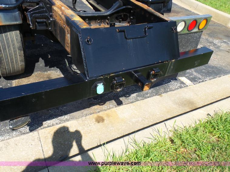 image for item L7098 2006 International 7400 truck cab and chassis