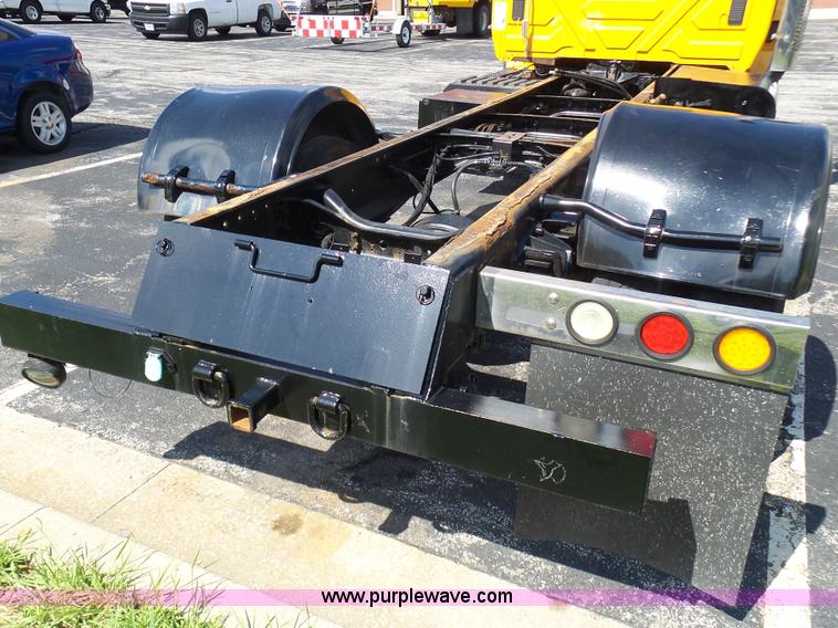 image for item L7098 2006 International 7400 truck cab and chassis