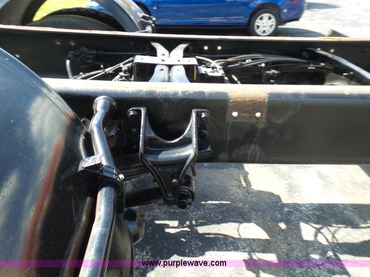 image for item L7098 2006 International 7400 truck cab and chassis