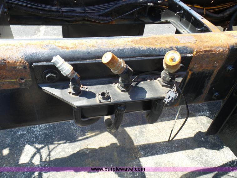 image for item L7098 2006 International 7400 truck cab and chassis