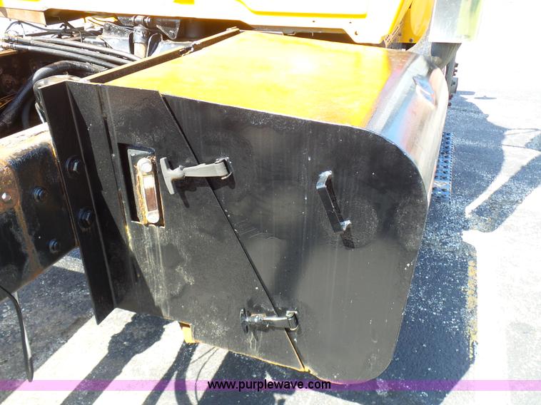 image for item L7098 2006 International 7400 truck cab and chassis