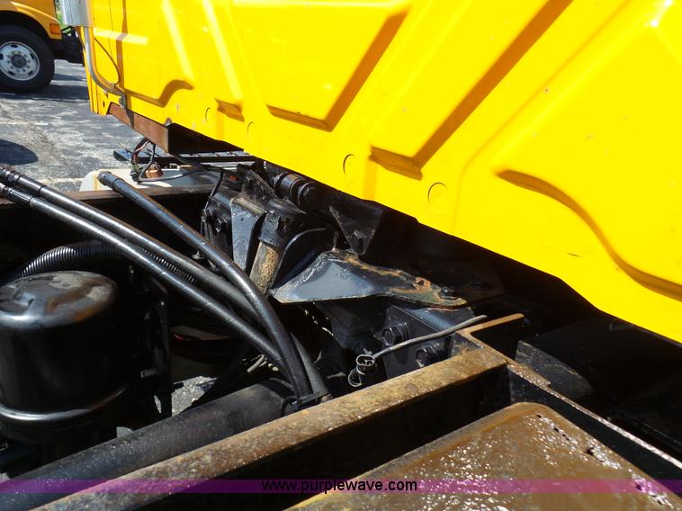 image for item L7098 2006 International 7400 truck cab and chassis