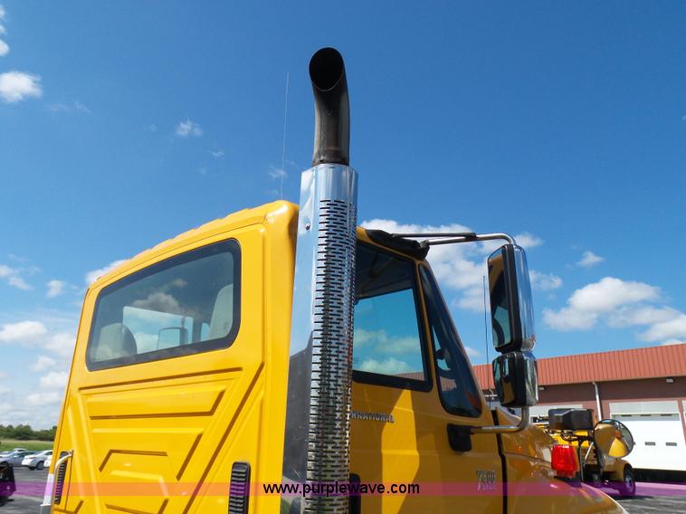 image for item L7098 2006 International 7400 truck cab and chassis