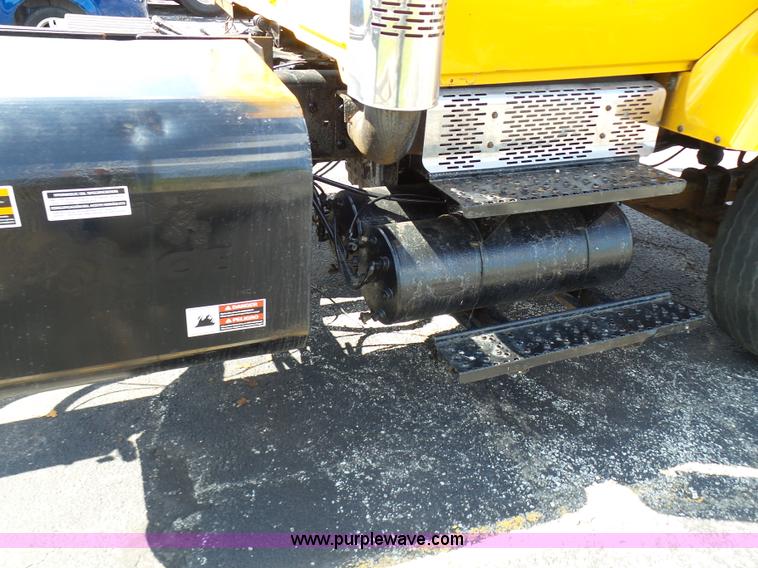 image for item L7098 2006 International 7400 truck cab and chassis