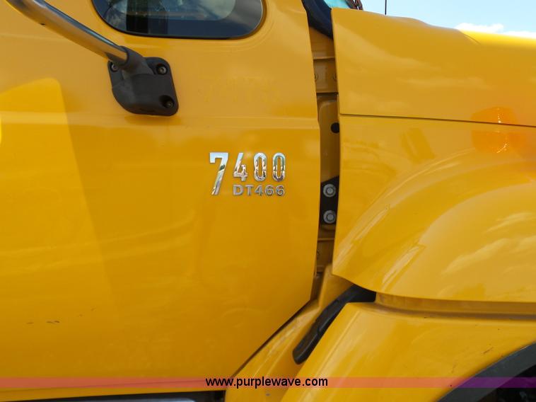 image for item L7098 2006 International 7400 truck cab and chassis