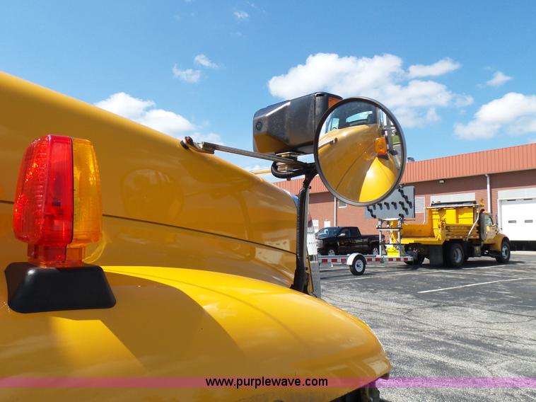 image for item L7098 2006 International 7400 truck cab and chassis