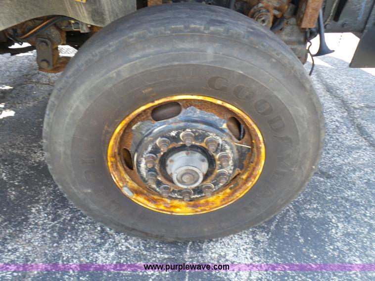 image for item L7098 2006 International 7400 truck cab and chassis