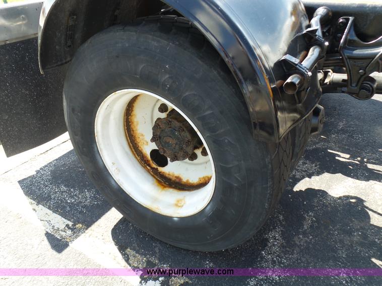 image for item L7098 2006 International 7400 truck cab and chassis