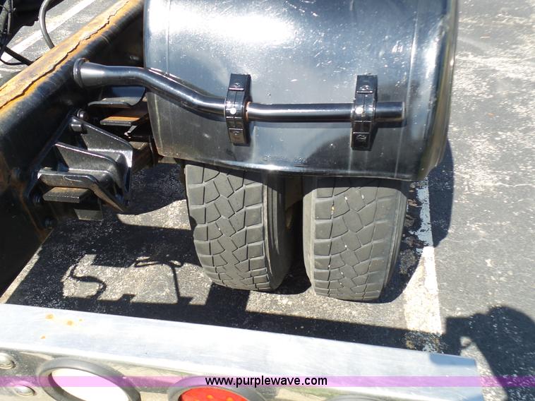 image for item L7098 2006 International 7400 truck cab and chassis