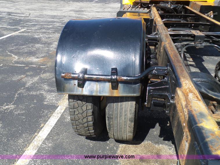 image for item L7098 2006 International 7400 truck cab and chassis