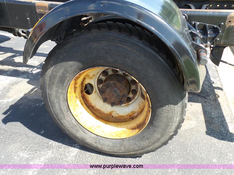 image for item L7098 2006 International 7400 truck cab and chassis