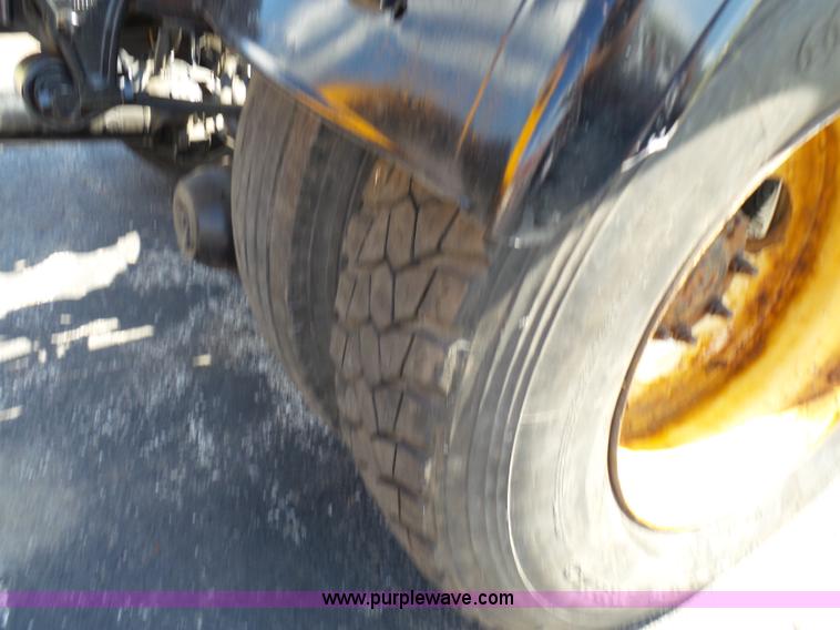 image for item L7098 2006 International 7400 truck cab and chassis