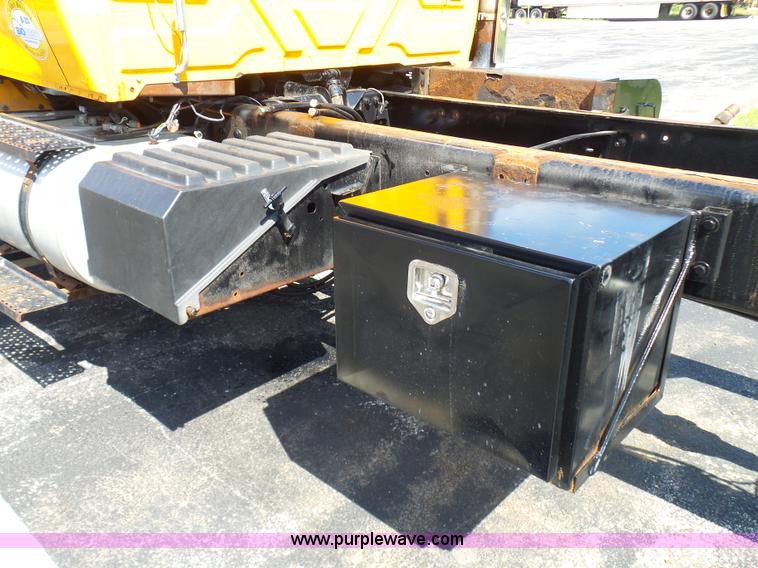 image for item L7098 2006 International 7400 truck cab and chassis