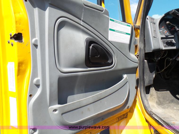 image for item L7098 2006 International 7400 truck cab and chassis