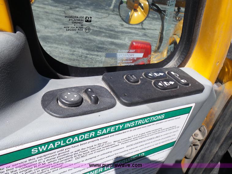 image for item L7098 2006 International 7400 truck cab and chassis