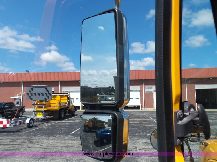 image for item L7098 2006 International 7400 truck cab and chassis