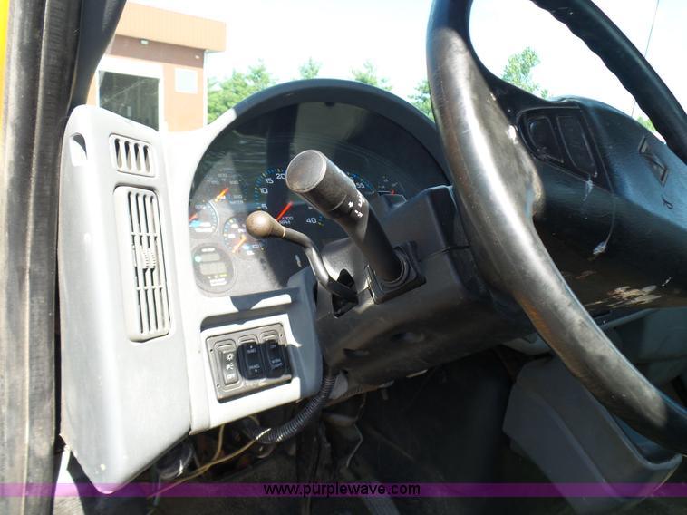 image for item L7098 2006 International 7400 truck cab and chassis