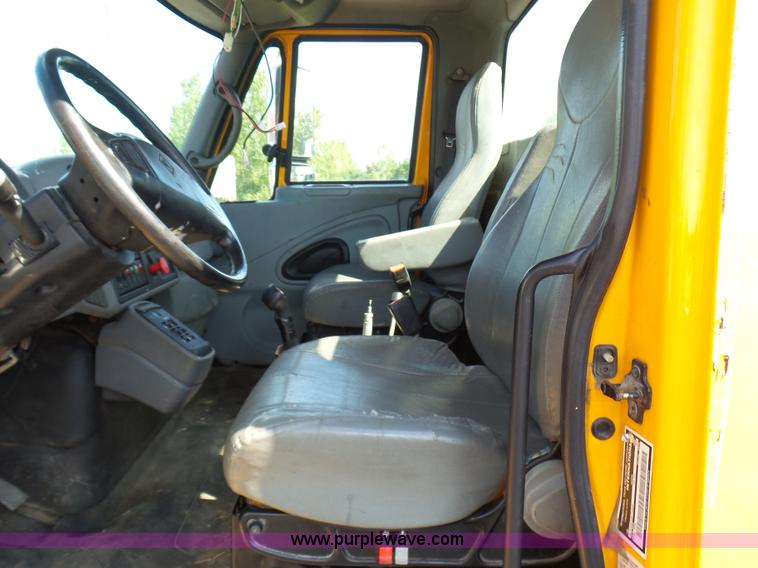 image for item L7098 2006 International 7400 truck cab and chassis