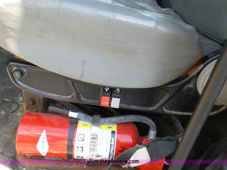 image for item L7098 2006 International 7400 truck cab and chassis