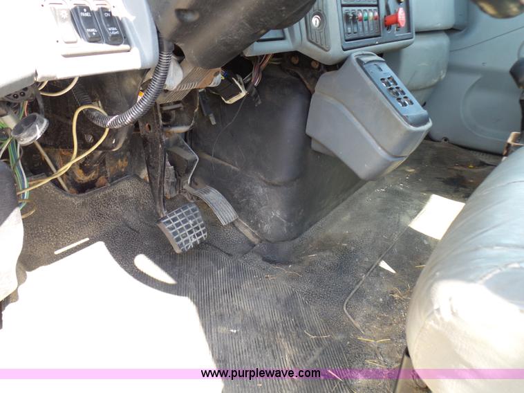 image for item L7098 2006 International 7400 truck cab and chassis