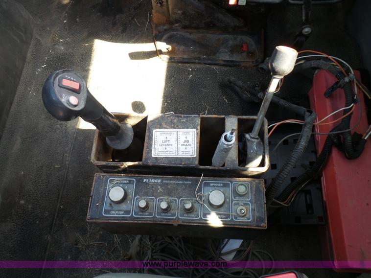 image for item L7098 2006 International 7400 truck cab and chassis