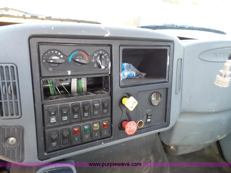 image for item L7098 2006 International 7400 truck cab and chassis