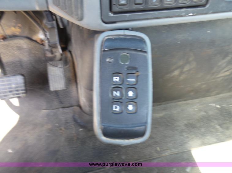 image for item L7098 2006 International 7400 truck cab and chassis