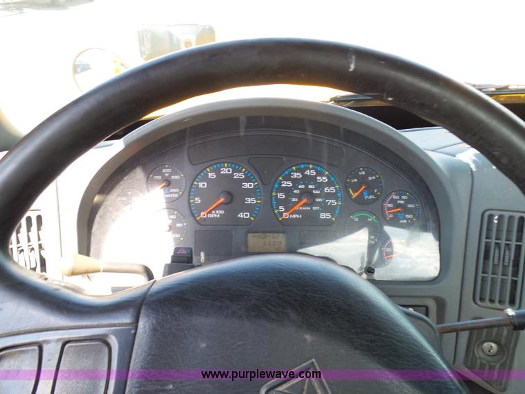 image for item L7098 2006 International 7400 truck cab and chassis