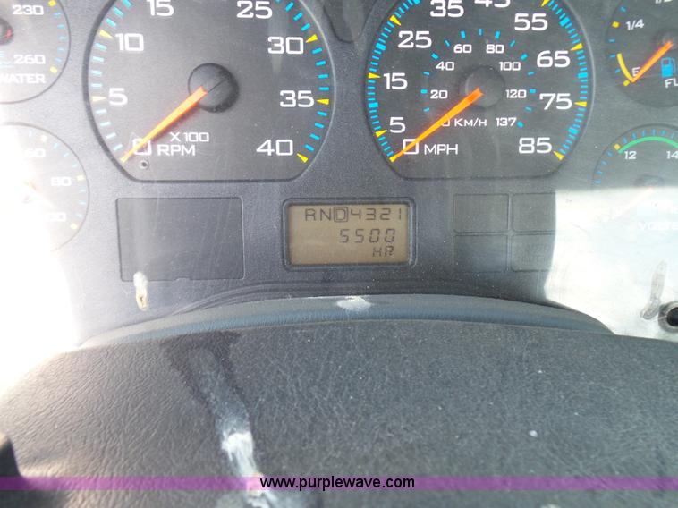 image for item L7098 2006 International 7400 truck cab and chassis