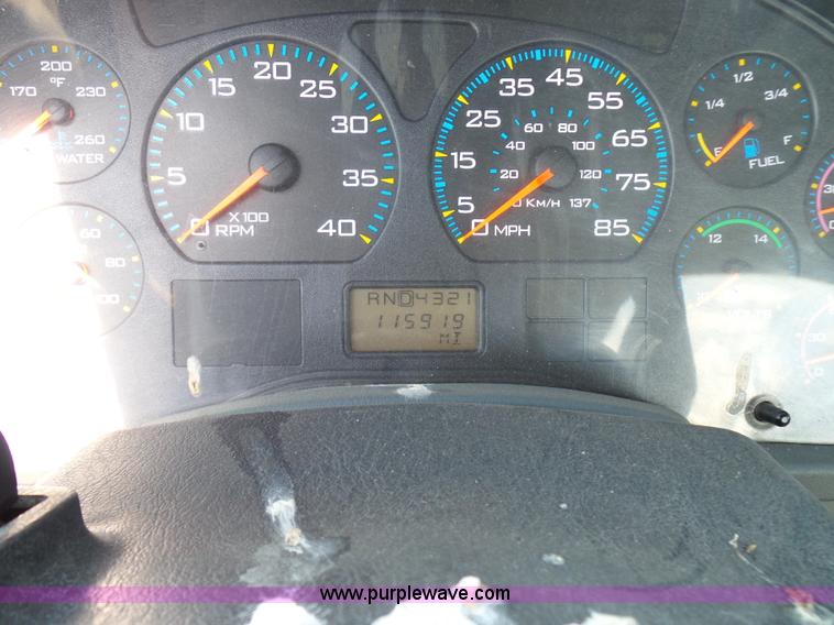 image for item L7098 2006 International 7400 truck cab and chassis