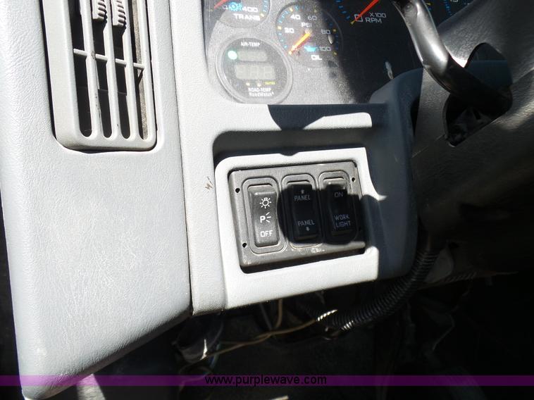 image for item L7098 2006 International 7400 truck cab and chassis