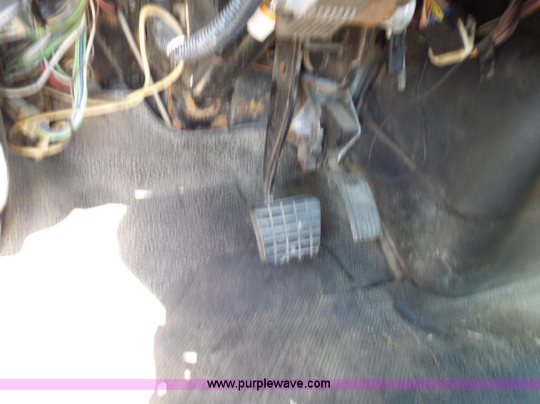 image for item L7098 2006 International 7400 truck cab and chassis