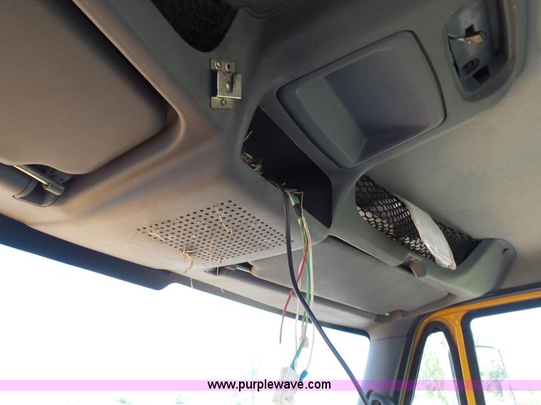 image for item L7098 2006 International 7400 truck cab and chassis