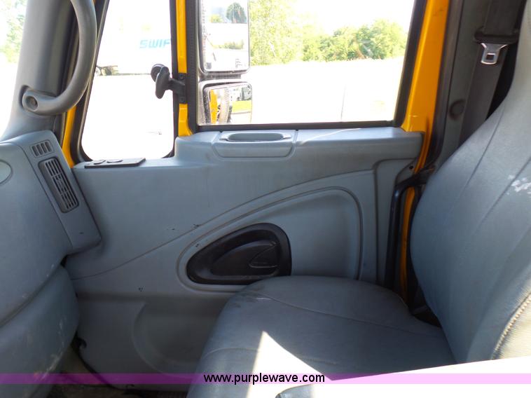 image for item L7098 2006 International 7400 truck cab and chassis