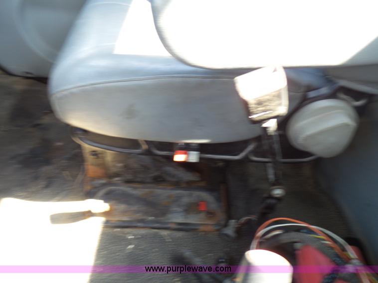 image for item L7098 2006 International 7400 truck cab and chassis