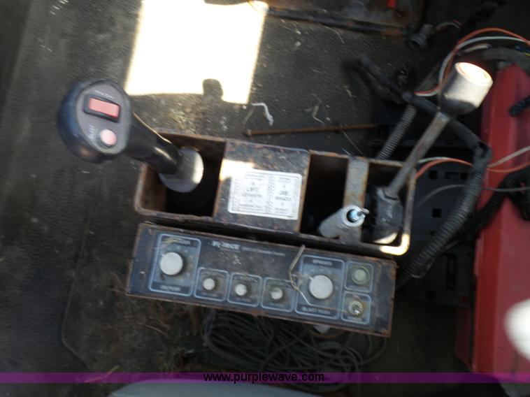 image for item L7098 2006 International 7400 truck cab and chassis