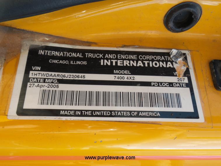 image for item L7098 2006 International 7400 truck cab and chassis